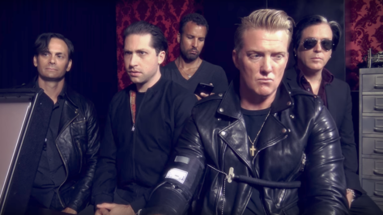 Queens of the Stone Age: iconos del rock alternativo para alimentar el viernes de nostalgia y potencia