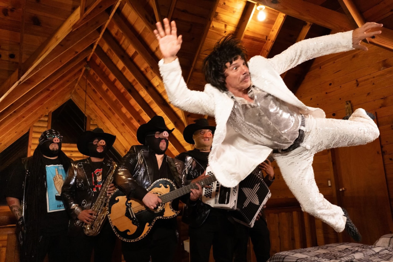 ENTREVISTA: Silverio prepara su ritual sonoro en CDMX: música, caos y carcajadas en el Foro Puebla